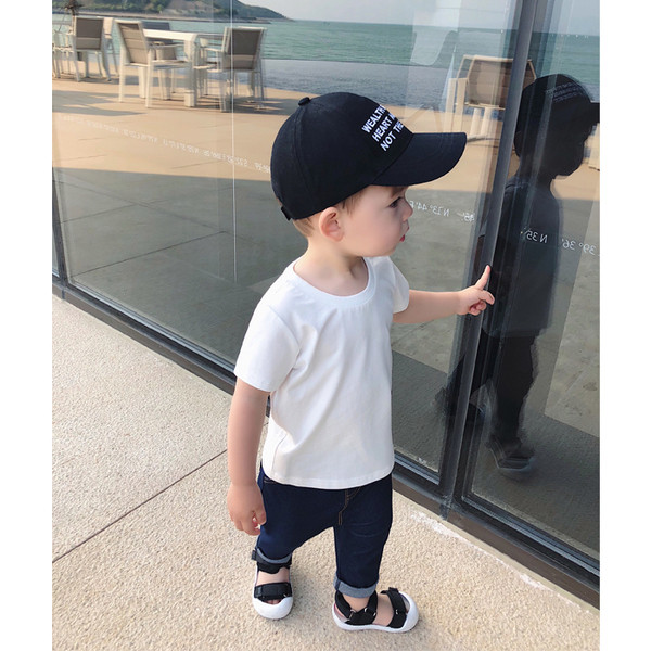 Fekete-fehér gyerekpóló, hátoldalán felirattal