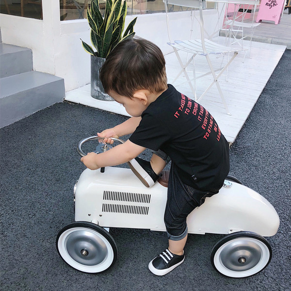 Fekete-fehér gyerekpóló, hátoldalán felirattal