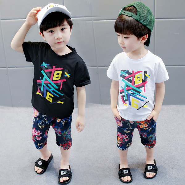 Set pentru copii cu tricou cu maneca scurta alb-negru si pantaloni cu motive florale