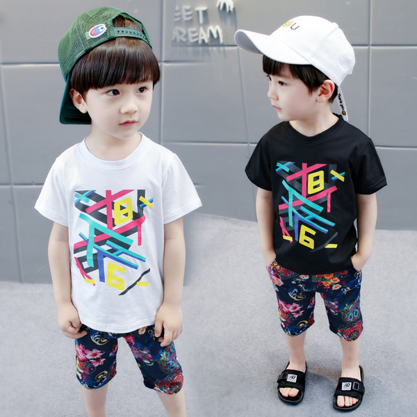 Set pentru copii cu tricou cu maneca scurta alb-negru si pantaloni cu motive florale