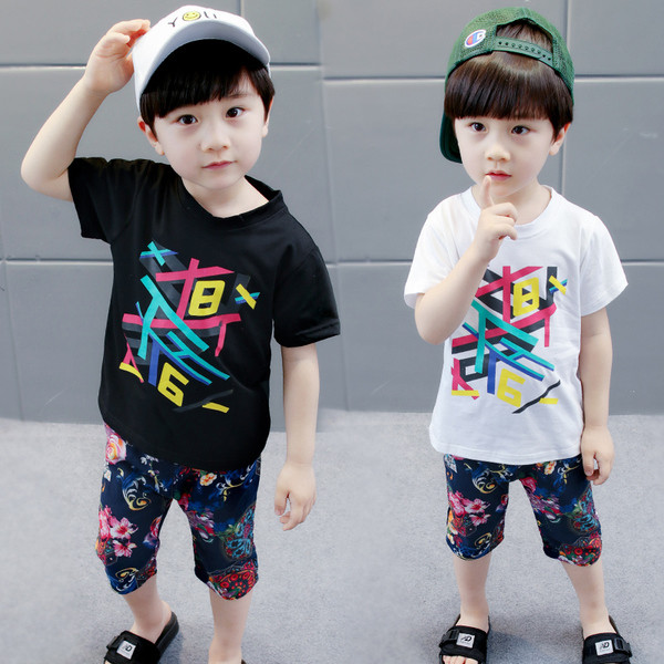 Set pentru copii cu tricou cu maneca scurta alb-negru si pantaloni cu motive florale