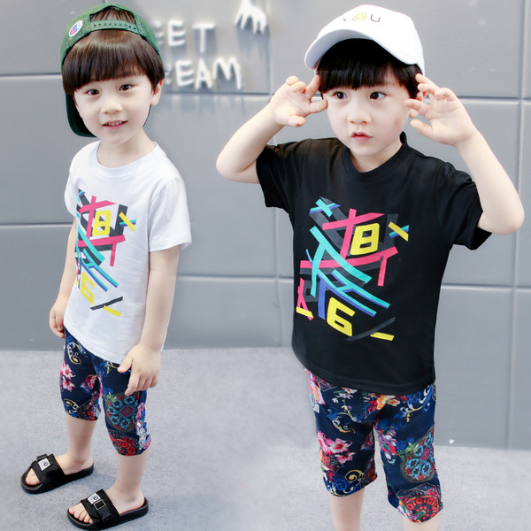 Set pentru copii cu tricou cu maneca scurta alb-negru si pantaloni cu motive florale