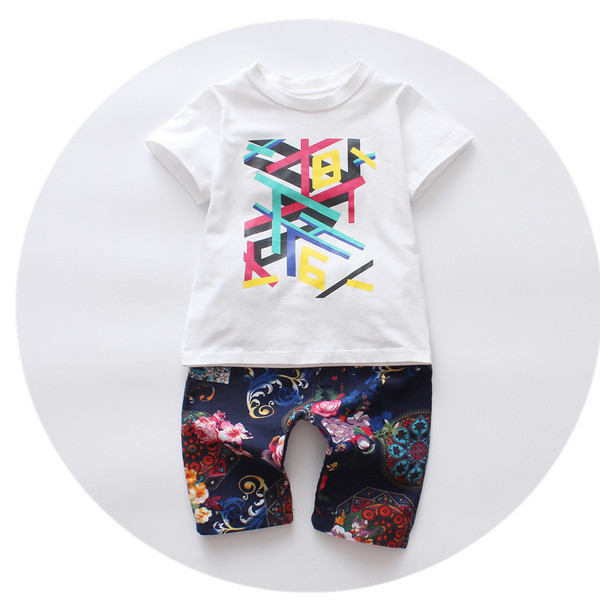 Set pentru copii cu tricou cu maneca scurta alb-negru si pantaloni cu motive florale