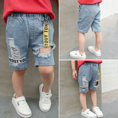 Blugi pentru copii scurti pentru baieti cu motive rupte si panglici colorate cu inscriptie