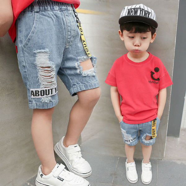 Blugi pentru copii scurti pentru baieti cu motive rupte si panglici colorate cu inscriptie