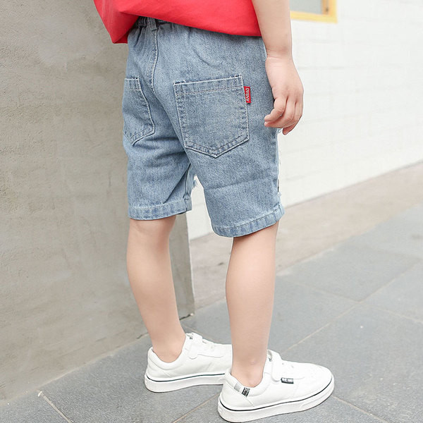 Blugi pentru copii scurti pentru baieti cu motive rupte si panglici colorate cu inscriptie