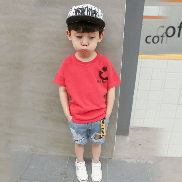 Blugi pentru copii scurti pentru baieti cu motive rupte si panglici colorate cu inscriptie