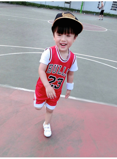 Παιδική αθλητική ομάδα με τριών χρωμάτων επιγραφή - μπλουζάκι και σύντομο σορτς