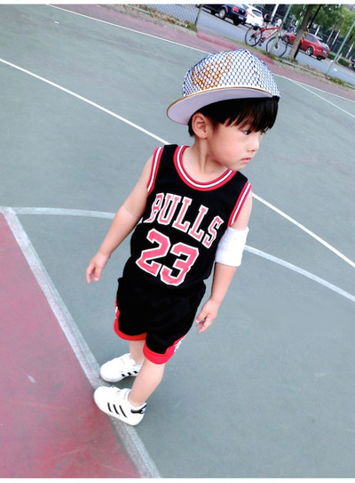 Παιδική αθλητική ομάδα με τριών χρωμάτων επιγραφή - μπλουζάκι και σύντομο σορτς