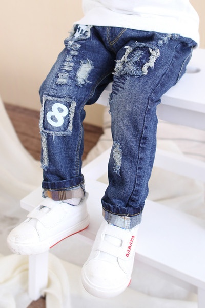 Blugi de copii pentru fete si baieti in doua modele cu petice si motive cu volane