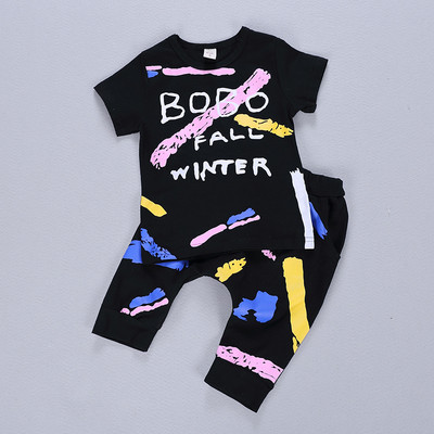 Детски комплект в черен цвят с цветни ленти и надпис - тениска с къс ръкав и дълги панталони за момичета и момчета