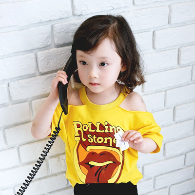 Παιδικό μοντέρνο μπλουζάκι με ανοιχτούς ώμους και έγχρωμη εκτύπωση