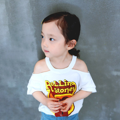 Παιδικό μοντέρνο μπλουζάκι με ανοιχτούς ώμους και έγχρωμη εκτύπωση