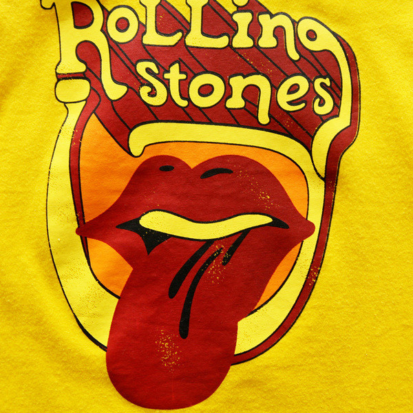 Παιδικό μοντέρνο μπλουζάκι με ανοιχτούς ώμους και έγχρωμη εκτύπωση