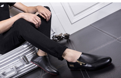 Ανδρικά υποδήματα σε διάφορα χρώματα με εξωτερική ραφή και μεταλλικά στοιχεία