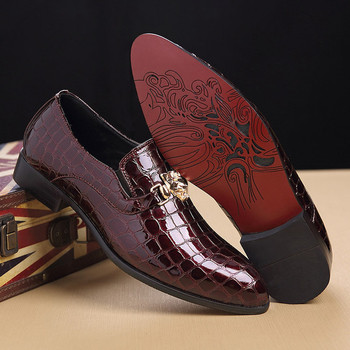 Ανδρικά παπούτσια που μοιάζουν με δερμάτινο κροκόδειλο με μεταλλικά στοιχεία
