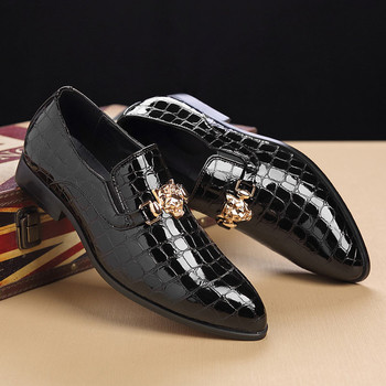 Ανδρικά παπούτσια που μοιάζουν με δερμάτινο κροκόδειλο με μεταλλικά στοιχεία