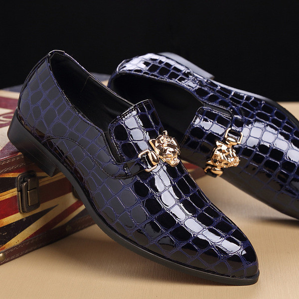 Ανδρικά παπούτσια που μοιάζουν με δερμάτινο κροκόδειλο με μεταλλικά στοιχεία