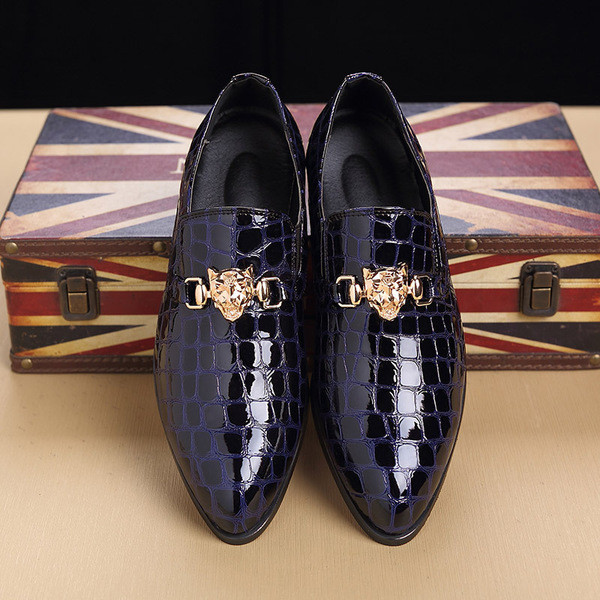 Ανδρικά παπούτσια που μοιάζουν με δερμάτινο κροκόδειλο με μεταλλικά στοιχεία