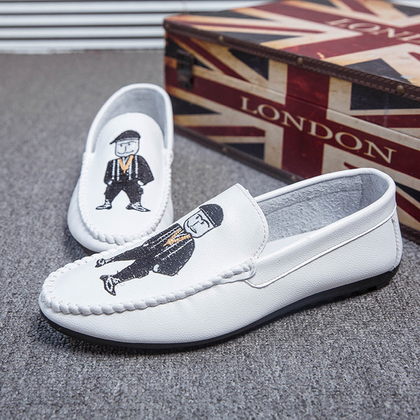 Ανδρικά μοκασίνια με εξωτερική ραφή και εκτύπωση σε μαύρο ακι άσπρο χρώμα