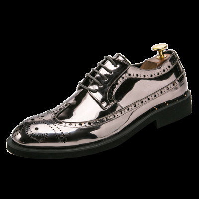 Κομψά υποδήματα ανδρικά σε διάφορα χρώματα με διακόσμηση