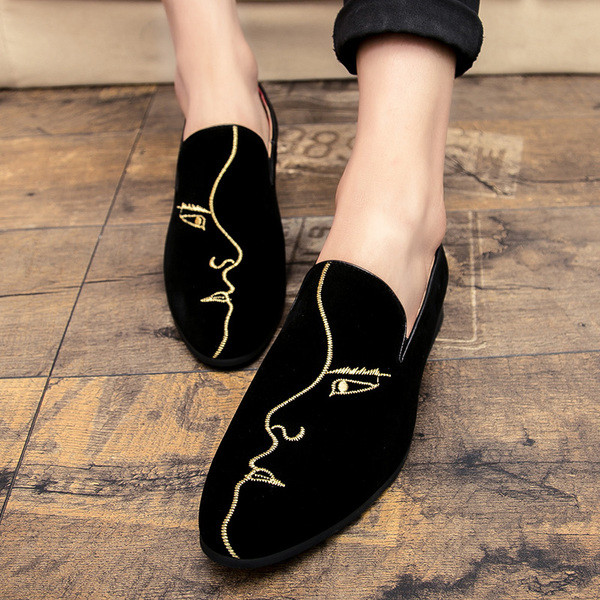 Férfi velúr mokaszin fekete színben, hímzéssel