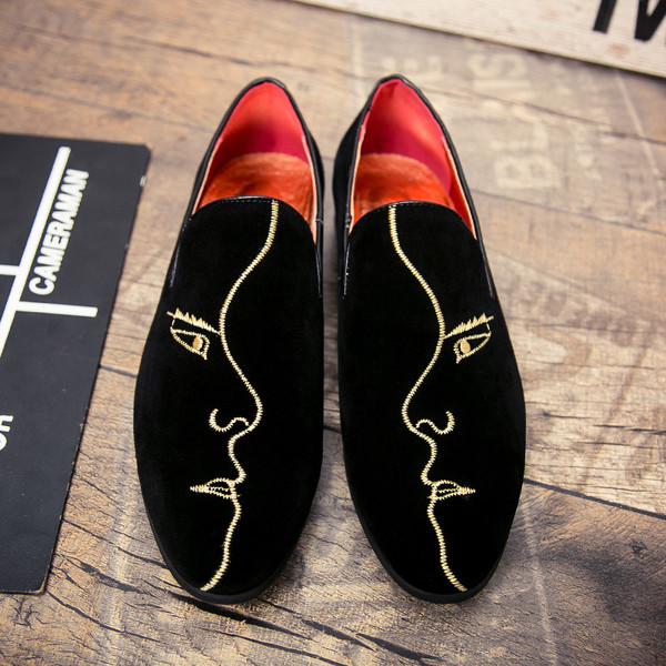 Férfi velúr mokaszin fekete színben, hímzéssel