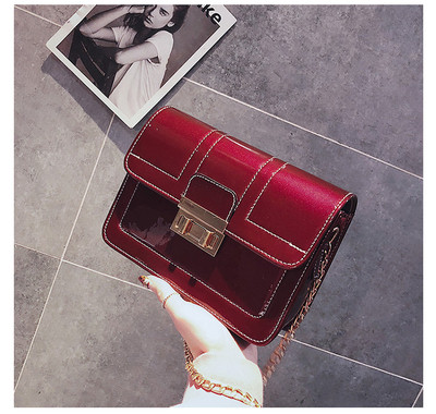 Κομψή δαντελωτή γυναικεία τσάντα με μεταλλική αλυσίδα