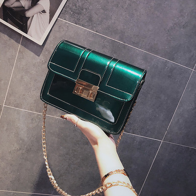 Κομψή δαντελωτή γυναικεία τσάντα με μεταλλική αλυσίδα