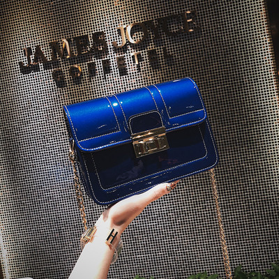 Κομψή δαντελωτή γυναικεία τσάντα με μεταλλική αλυσίδα