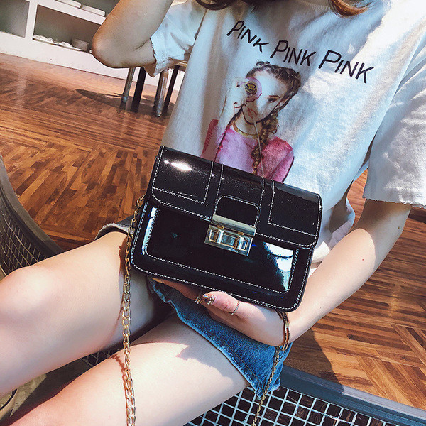 Κομψή δαντελωτή γυναικεία τσάντα με μεταλλική αλυσίδα