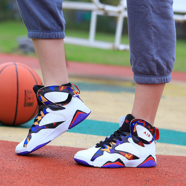 Adidași de baschet pentru bărbați în două modele și culori diferite