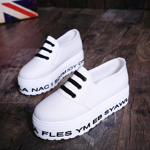 Γυναικεία αθλητικά παπούτσια με επιγραφή