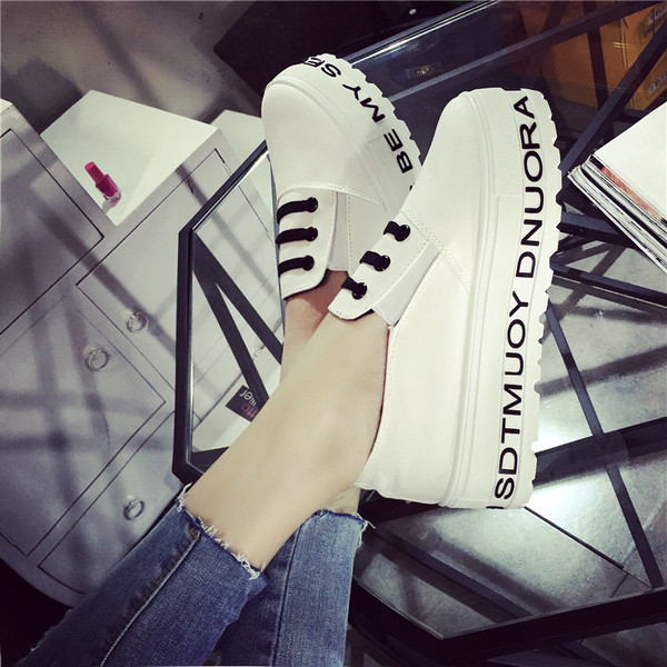 Γυναικεία αθλητικά παπούτσια με επιγραφή