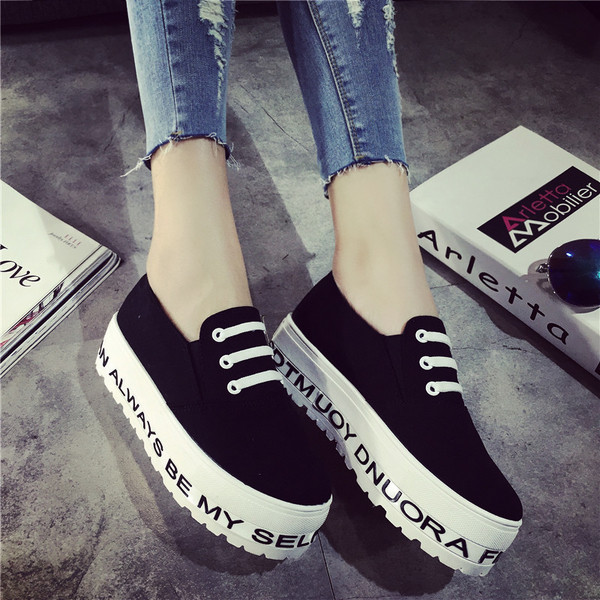 Γυναικεία αθλητικά παπούτσια με επιγραφή