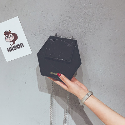 Mini geantă de mână în alb, gri și negru