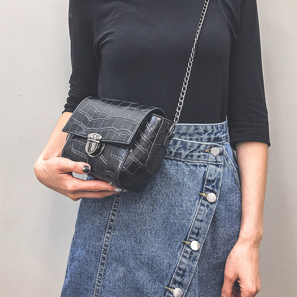 Τγυναικεία τσάντα από οικολογικό δέρμα με μεταλλικό κούμπωμα σε διάφορα χρώματα