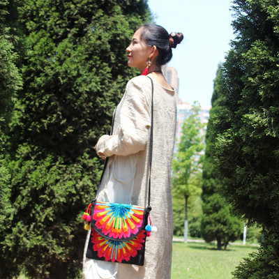 Ежедневна дамска чанта с цветен мотив и бродерия