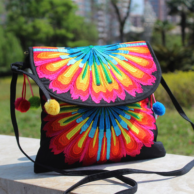 Καθημερινή γυναικεία τσάντα με χρωματικό μοτίβο και κεντήματα