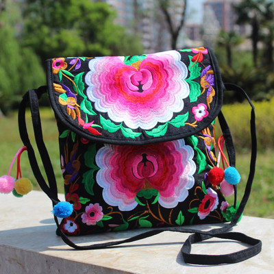 Καθημερινή γυναικεία τσάντα με χρωματικό μοτίβο και κεντήματα