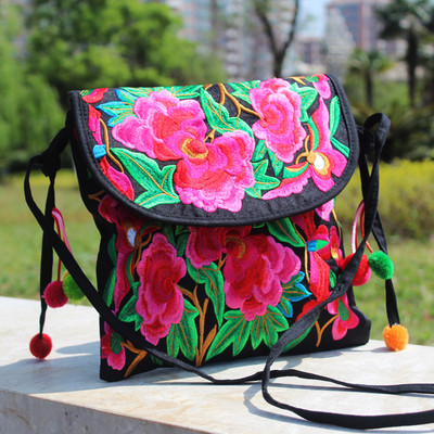 Καθημερινή γυναικεία τσάντα με χρωματικό μοτίβο και κεντήματα