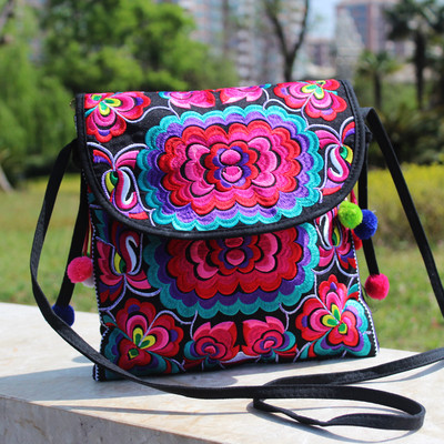 Καθημερινή γυναικεία τσάντα με χρωματικό μοτίβο και κεντήματα