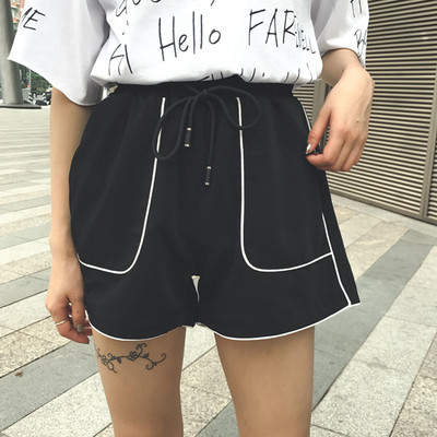 Pantaloni scurți casual de damă în negru și roșu