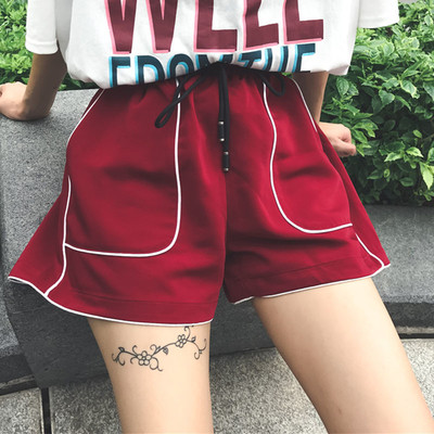 Pantaloni scurți casual de damă în negru și roșu