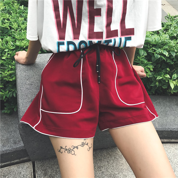 Pantaloni scurți casual de damă în negru și roșu