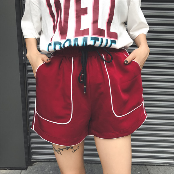 Pantaloni scurți casual de damă în negru și roșu