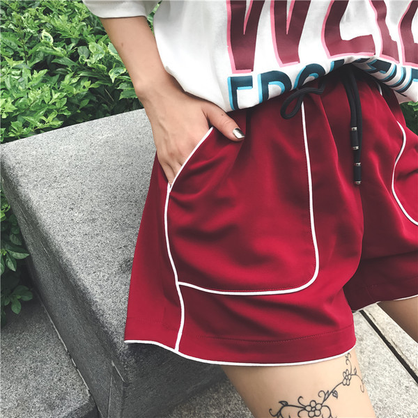 Pantaloni scurți casual de damă în negru și roșu