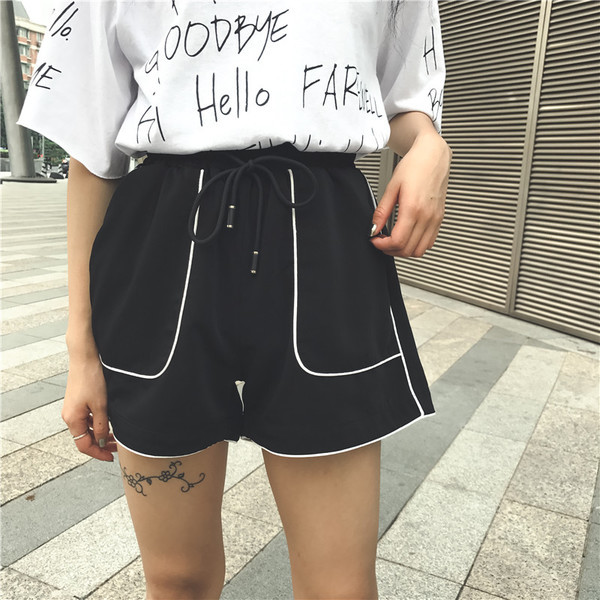 Pantaloni scurți casual de damă în negru și roșu