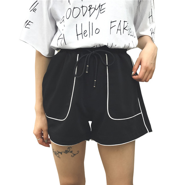 Pantaloni scurți casual de damă în negru și roșu