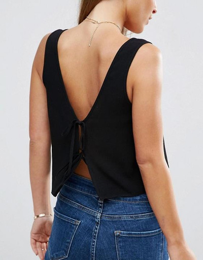 Γυναικεία κοντή μπλούζα σε μαύρο χρώμα με ανοιχτό λαιμό